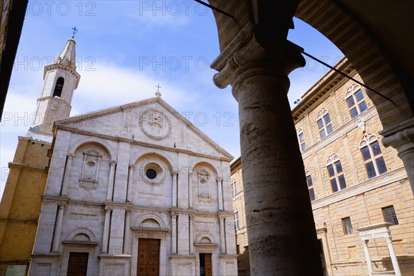 ITALY, Tuscany, Pienza Val D'Orcia, The Duomo in Piazza Pio II seen through an arch. Built in 1459 by the architect Rossellino for Pope Pius II.