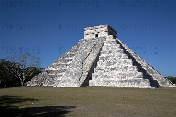 MEXICO,  Yucatan Peninsula, Chichen Itza, Archeological Sites Main Pyramid Known As El Castillo Or Kukulcan.