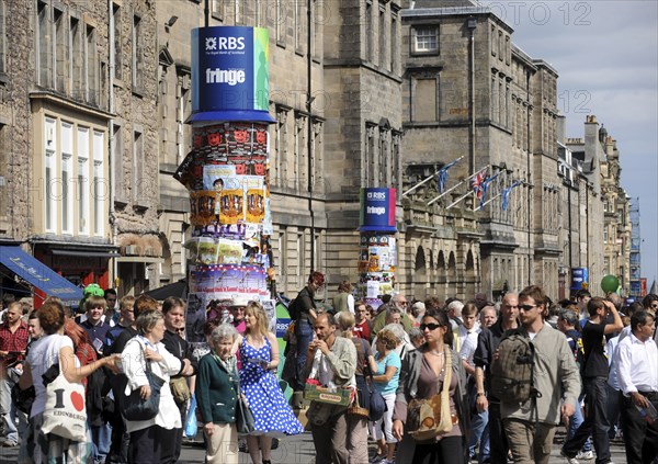 Scotland, Lothian, Edinburgh Fringe Festival of the Arts 2010, Street performers and crowds on the Royal Mile.