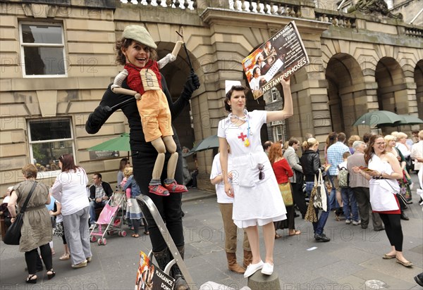 Scotland, Lothian, Edinburgh Fringe Festival of the Arts 2010, Street performers and crowds on the Royal Mile.