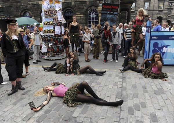 Scotland, Lothian, Edinburgh Fringe Festival of the Arts 2010, Street performers and crowds on the Royal Mile.