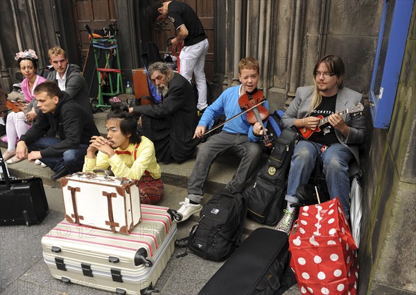 Scotland, Lothian, Edinburgh Fringe Festival of the Arts 2010, Street performers and various street musicians on the Royal Mile.