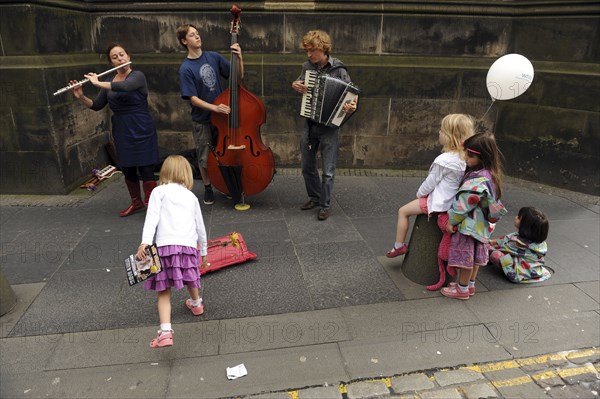 Scotland, Lothian, Edinburgh Fringe Festival of the Arts 2010, Street performers and crowds on the Royal Mile.