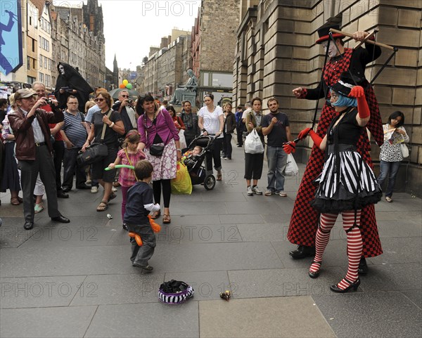 Scotland, Lothian, Edinburgh Fringe Festival of the Arts 2010, Street performers and crowds on the Royal Mile.