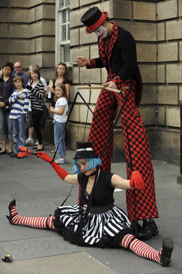 Scotland, Lothian, Edinburgh Fringe Festival of the Arts 2010, Street performers and crowds on the Royal Mile.