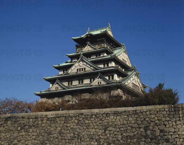 Himeji, Honshu, Japan. Shirasagijo also known as Hakurojo or White Egret Castle. Five storey building against blue sky. Japan Japanese Nippon Nihon Asia Asian Honshu Kansai Region Himeji Castle Shirasagi jo White Egret Fuedal Architecture Traditional Old Historic Historical Blue Sky 5 Castillo Castello Classic Classical Destination Destinations History Historic Older