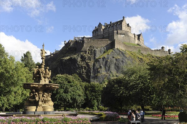 Edinburgh, Lothian, Scotland. Castle with the Ross fountain in the foreground. Scotland Scottish Great Britain UK GB United Kingdom Edinburgh Lothian Architecture Europe European Capital Castle Ross Fountain Flowers Tourist Tourists Attraction Park Gardens Alba Blue British Isles Castillo Castello Color Destination Destinations Garden Plants Flora Great Britain Holidaymakers Northern Europe Sightseeing Tourism United Kingdom Castle Castello Castle Castillo Colour Gardens Plants