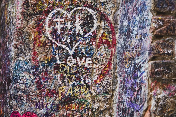 Verona, Veneto, Italy. Casa di Giulietta or Juliets House Graffiti and messages of love on wall at entrance to courtyard of No. 27 Via Cappello. Italy Italia Italian Veneto Verona Europe European City Romeo Juliet Juliets House Courtyard Graffit Graffito Love Messages Declarations 27 Cappello Casa di Giulietta Cultural Cultures Destination Destinations Order Fellowship Guild Club Southern Europe