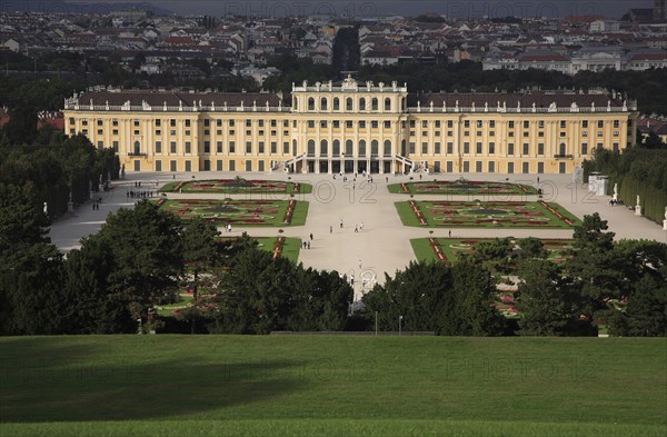 Vienna, Austria. Schonbrunn Palace and formal gardens. Austria Austrian Vienna Wien Viennese Republic Austro-Bavarian Wean Europe European City Capital Exterior Travel Destination SchonnBrunn Schonbrunn Schloss Palace Architecture Art Imperial Summer Residence UNESCO World Heritage Site Beautifu Spring Formal Garden Gardens Tourist Tourists Destination Destinations Garden Plants Flora Gardens Plants History Historic Holidaymakers Osterreich Sightseeing Tourism Viena Western Europe