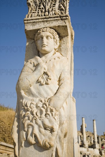 Selcuk, Izmir Province, Turkey. Ephesus. Detail of carved figure of Heracles or Hercules carrying the skin of the Nemean lion on pillar of the ruined Gate of Heracles. Turkey Turkish Eurasia Eurasian Europe Asia Turkiye Izmir Province Selcuk Ephesus Ruin Ruins Roman Column Columns Facde Ancient Architecture Masonry Rock Stone Statue Figure Hercules Pillar Destination Destinations European History Historic Middle East South Eastern Europe Western Asia
