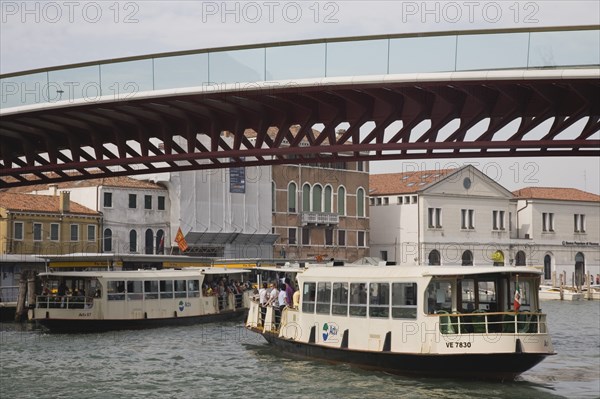 Venice, Veneto, Italy. Ponte di Calatrava Bridge Fourth bridge across the Grand Canal opened September 2008 linking the train station and Piazzale. Passenger ferries below. Italy Italia Italian Venice Veneto Venezia Europe European City Transport Water Bus Ferry Ferries Bridge Ponte Di Calatrava Fourth Grand Canal Commuters Passengers Tourists Destination Destinations Holidaymakers Southern Europe Tourism