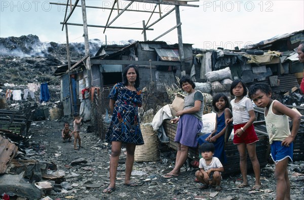 Manila, Luzon Island, Philippines. Smokey Mountain slum area. Children living off rubbish tip. Asian Cultural Cultures Ecology El Filipinas Entorno Environmental Environnement Green Issues Immature Kids Order Fellowship Guild Club Shanty Southeast Asia Southern