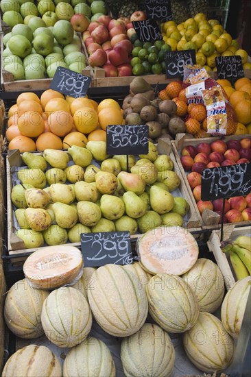 Budapest, Pest County, Hungary. Fruit stall at the rail terminus Budapest Nyugati palyaudvar. Hungary Hungarian Europe European East Eastern Buda Pest Budapest City Nagy Vasarcsarnok Central Market markets Fruit Palyaudvar Stall Shop Store Destination Destinations Eastern Europe