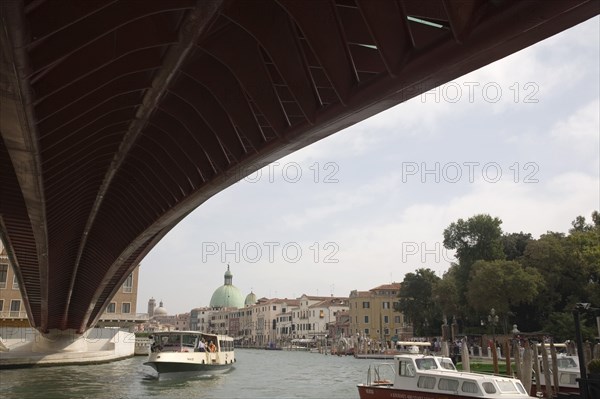 Venice, Veneto, Italy. Ponte di Calatrava Bridge Fourth bridge across the Grand Canal opened in September 2008 linking the train station and Piazzale by Spanish architect Santiago Calatrava. Passenger ferry passing underneath. Italy Italia Italian Venice Veneto Venezia Europe European City Tourists Commuters Ferry Transport Water Architecture Di Calatrava Ponte Bridge Fourth Canal Grand Blue Clouds Cloud Sky Destination Destinations Gray Holidaymakers Southern Europe Tourism