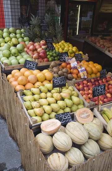 Budapest, Pest County, Hungary. Fruit stall at the rail terminus Budapest Nyugati palyaudvar. Hungary Hungarian Europe European East Eastern Buda Pest Budapest City Nagy Vasarcsarnok Central Market markets Fruit Palyaudvar Stall Shop Store People Destination Destinations Eastern Europe