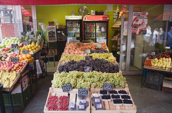 Budapest, Pest County, Hungary. Fruit and vegetable stall at the rail terminus Budapest Nyugati palyaudvar. Hungary Hungarian Europe European East Eastern Buda Pest Budapest City Nagy Vasarcsarnok Central Market markets Fruit Veg Vegetable Vegetables Stall Shop Store Palyaudvar Destination Destinations Eastern Europe