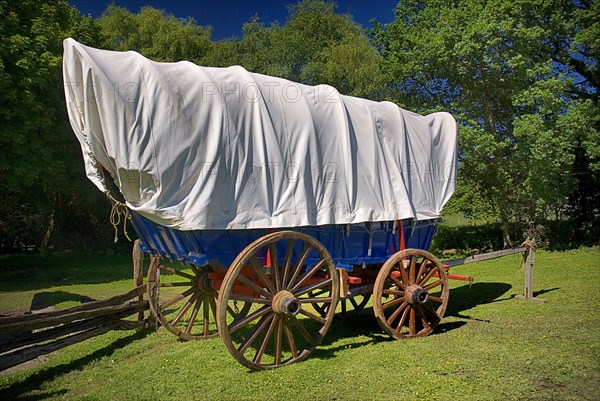 Omagh, County Tyrone, Ireland. Ulster American Folk Park Conestoga type wagon was first built by German settlers in the Conestoga river valley Eastern Pennsylvania in 1730. Ireland Irish Eire Erin Europe European North Northern County Tyrone Omagh Ulster American US Folk Park Museum Living Tour Tourism Tourist Attraction Travel Traditional Wagon Conestoga Wheels Canvas Wood Wooden Classic Classical Color Destination Destinations Historical History Historic Keystone State Northern Europe Older Poblacht na hEireann Republic Sightseeing Tourists Waggon Colour Holidaymakers