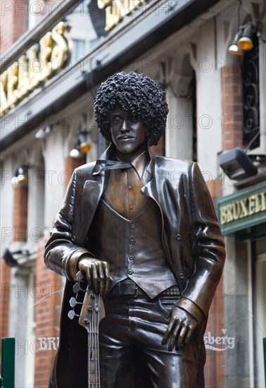 Ireland, County Dublin, Dublin City, Statue of Phil Lynott front man of Irish rock band Thin Lizzy outside Bruxelles bar in Harry Street.