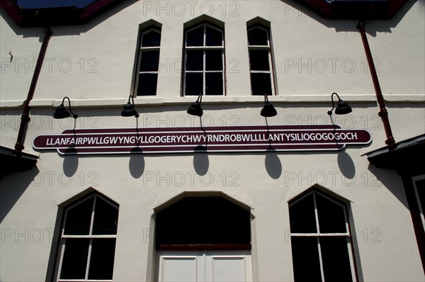 Wales, Anglesey, Llanfairpwllgwyngyllgogerychwyrndrobwllllantysiliogogogoch, Llanfairpwllgwyngyllgogerychwyrndrobwllllantysiliogogogoch. Longest Welsh place name sign