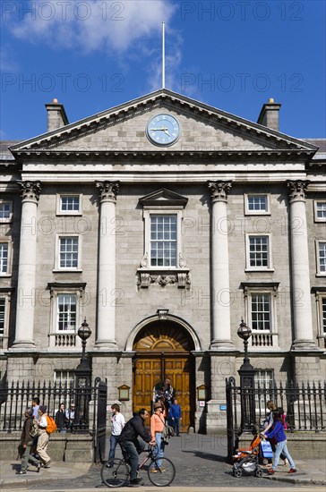 Ireland, County Dublin, Dublin City, The Front Gate and entrance through Regent House of Trinity College university campus with sightseeing tourists.