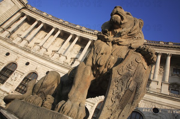 Leonine statue in front of the Hofburg Palace. Photo : Bennett Dean