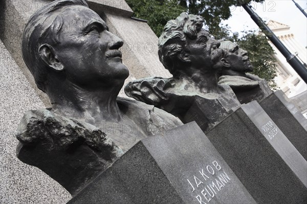 Monument of the Republic with the busts of Jakob Reumann Victor Adler and Ferdinand Hanusch. Photo : Bennett Dean