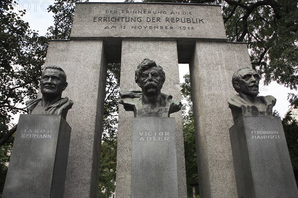 Monument of the Republic with the busts of Jakob Reumann Victor Adler and Ferdinand Hanusch. Photo : Bennett Dean