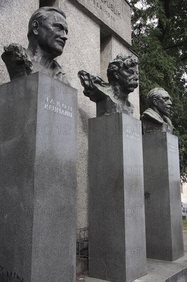 Monument of the Republic with the busts of Jakob Reumann Victor Adler and Ferdinand Hanusch. Photo : Bennett Dean