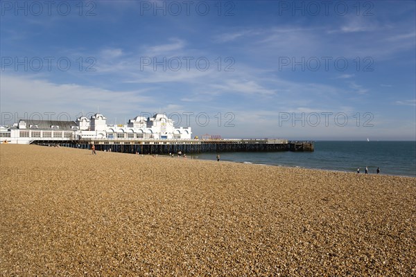 South Parade Pier built in 1908 on the seafront in Southsea with the pebble shingle beach. Photo : Paul Seheult