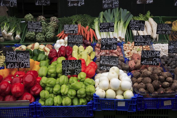 Vegetable stall in the Naschmarkt with display of produce including red and green peppers leeks and artichokes. Photo : Bennett Dean