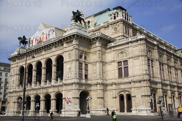 The State Opera House exterior facade. Photo : Bennett Dean