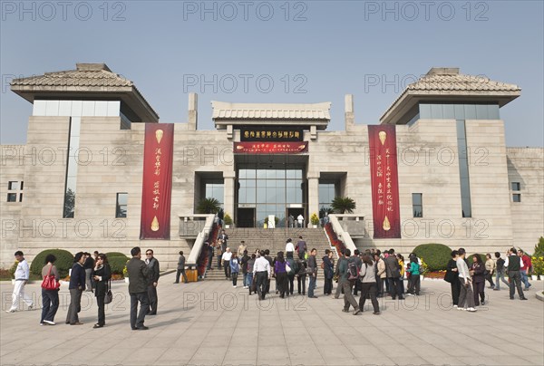 Museum housing bronze chariots at the site of the terracotta army. Photo : Mel Longhurst