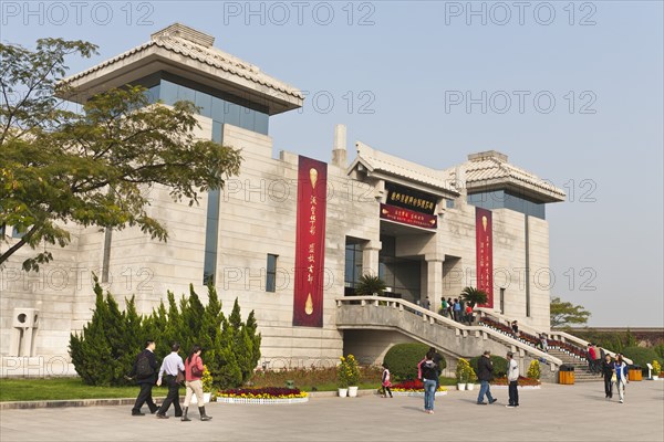 Museum housing bronze chariots at the site of the terracotta army. Photo : Mel Longhurst