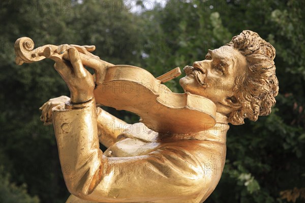 Statue of Johann Strauss in the Stadt Park. Photo : Bennett Dean