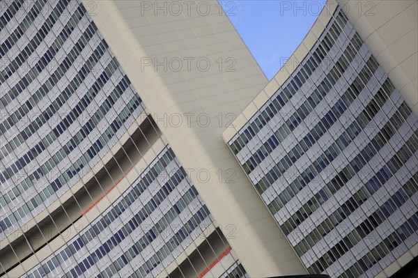 Angled detail of UNO City in the Donau City district. Photo : Bennett Dean