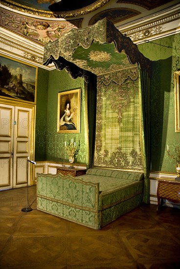 Nymphenburg Palace. Interior of the Apartment of the Electress the bedroom. Bed with green drapes and canopy and baroque decoration. Photo : Hugh Rooney