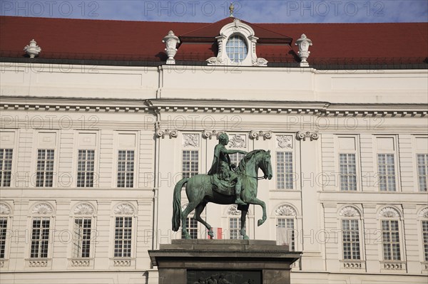 Equestrian statue of Emperor Josef II in the courtyard of the Spanish riding school. Photo : Bennett Dean