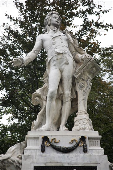 Statue of Mozart in the Burggarten. Photo : Bennett Dean