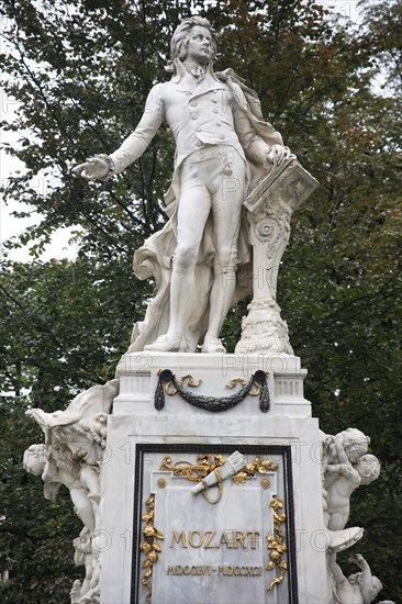 Statue of Mozart in the Burggarten. Photo : Bennett Dean