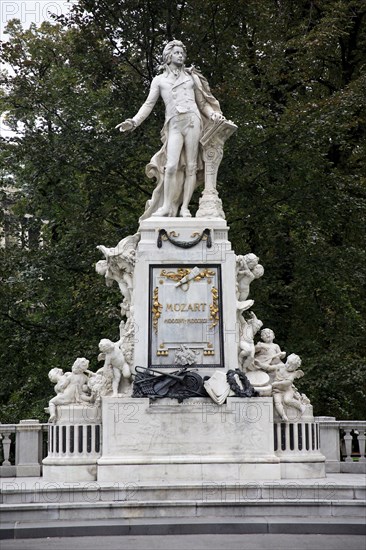 Statue of Mozart in the Burggarten. Photo : Bennett Dean