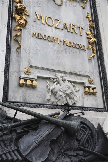 Detail of inscription and decoration at the base of the statue of Mozart in the Burggarten. Photo : Bennett Dean