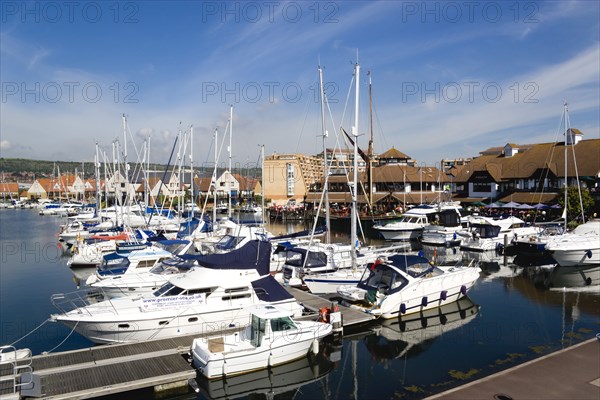Port Solent with boats moored with restaurants a pub and housing surrounding the Marina. Photo : Paul Seheult