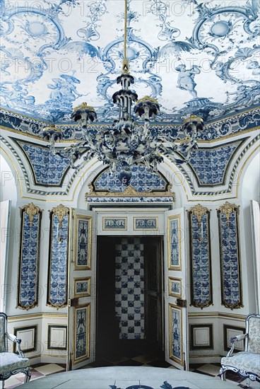 Nymphenburg Palace the Pagodenburg. Interior detail of elegant pavilion for royal relaxation with over 2000 blue and white painted Dutch tiles decorating the walls and ceiling. Photo : Hugh Rooney