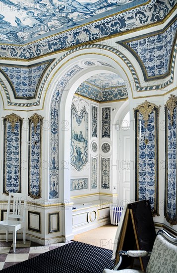 Nymphenburg Palace the Pagodenburg. Interior detail of elegant pavilion for royal relaxation with over 2000 blue and white painted Dutch tiles decorating the walls and ceiling. Photo : Hugh Rooney