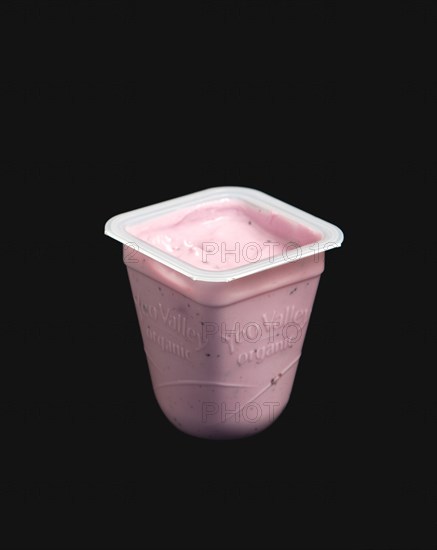 Yeo Valley probiotic blueberry fruit yogurt pot against a black background. Photo : Paul Seheult