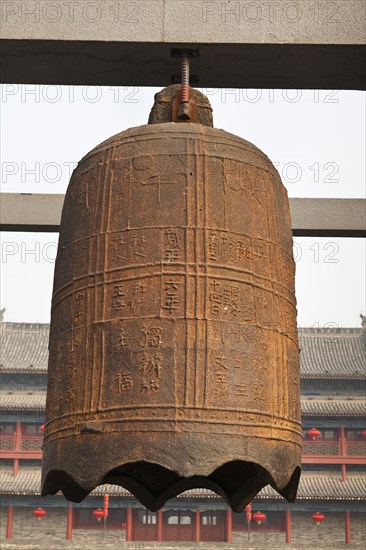 Large bell at the south gate on the city wall. Photo : Mel Longhurst