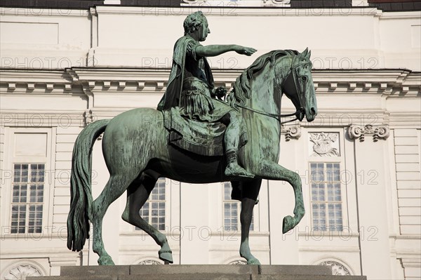 Equestrian statue of Emperor Josef II in the courtyard of the Spanish riding school. Photo : Bennett Dean