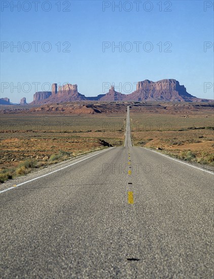 Road leading to the horizon. Photo : Adina Tovy - Amsel