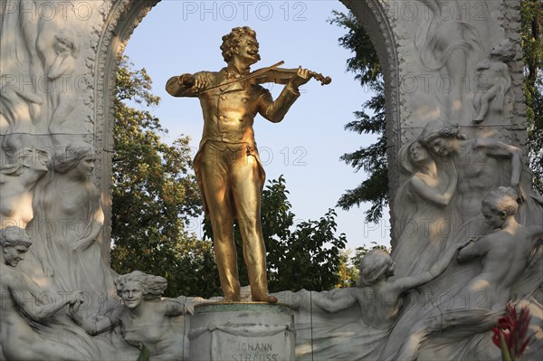 Statue of Johann Strauss in the Stadt Park. Photo : Bennett Dean