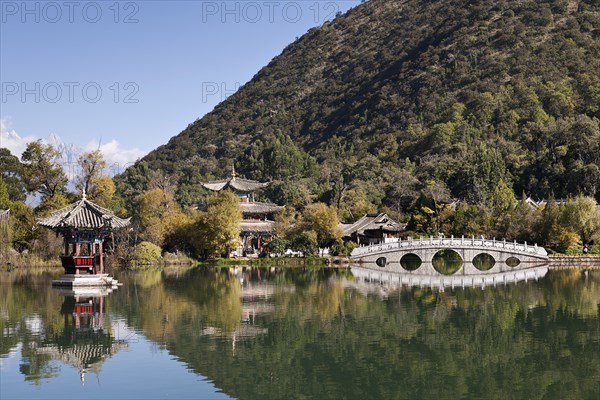 Deyue pavilion and Suocui bridge Black Dragon Pool. Photo : Mel Longhurst